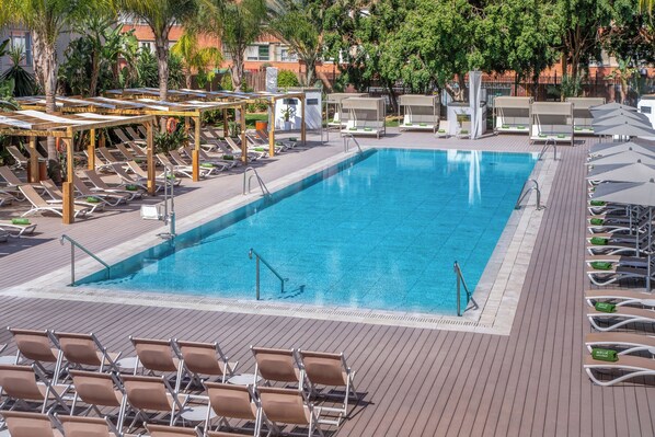 Seasonal outdoor pool, sun loungers, lifeguards on site