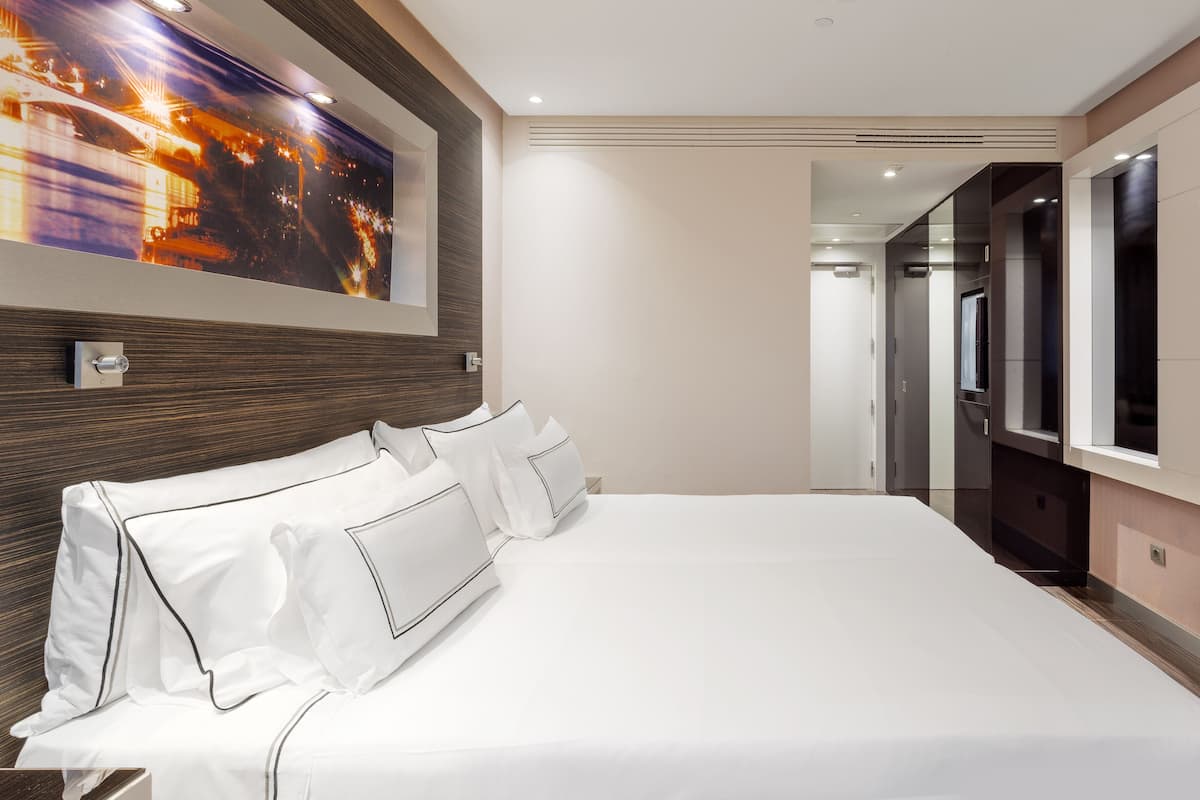 Pillowtop beds, in-room safe, desk, blackout drapes