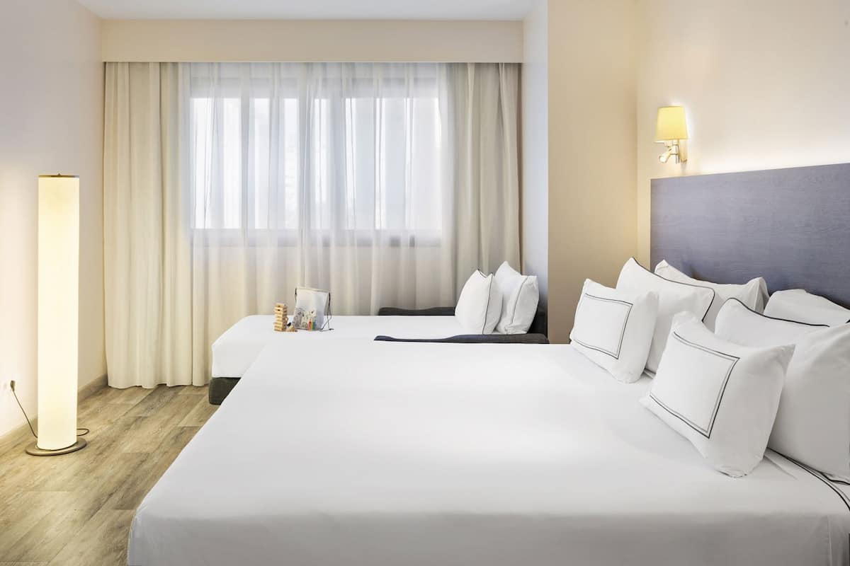 特厚豪華床墊、房內夾萬、書桌、遮光窗簾/窗簾