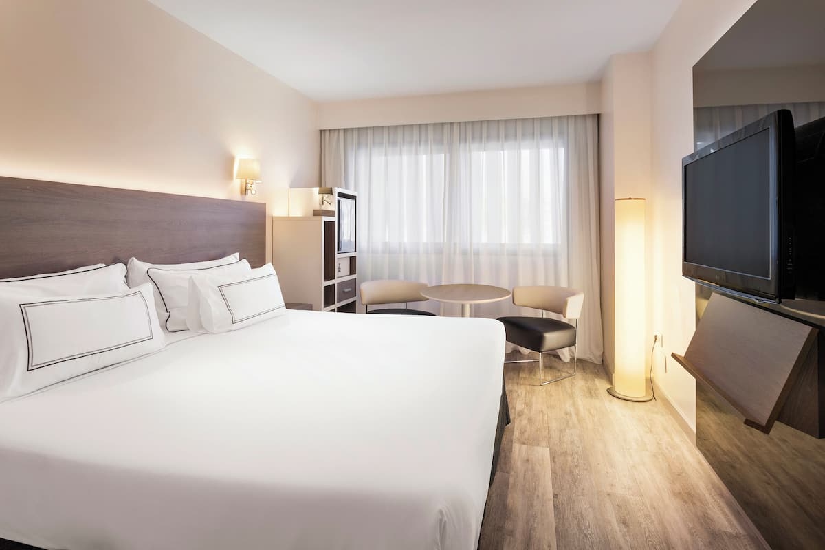 Pillowtop beds, in-room safe, desk, blackout drapes