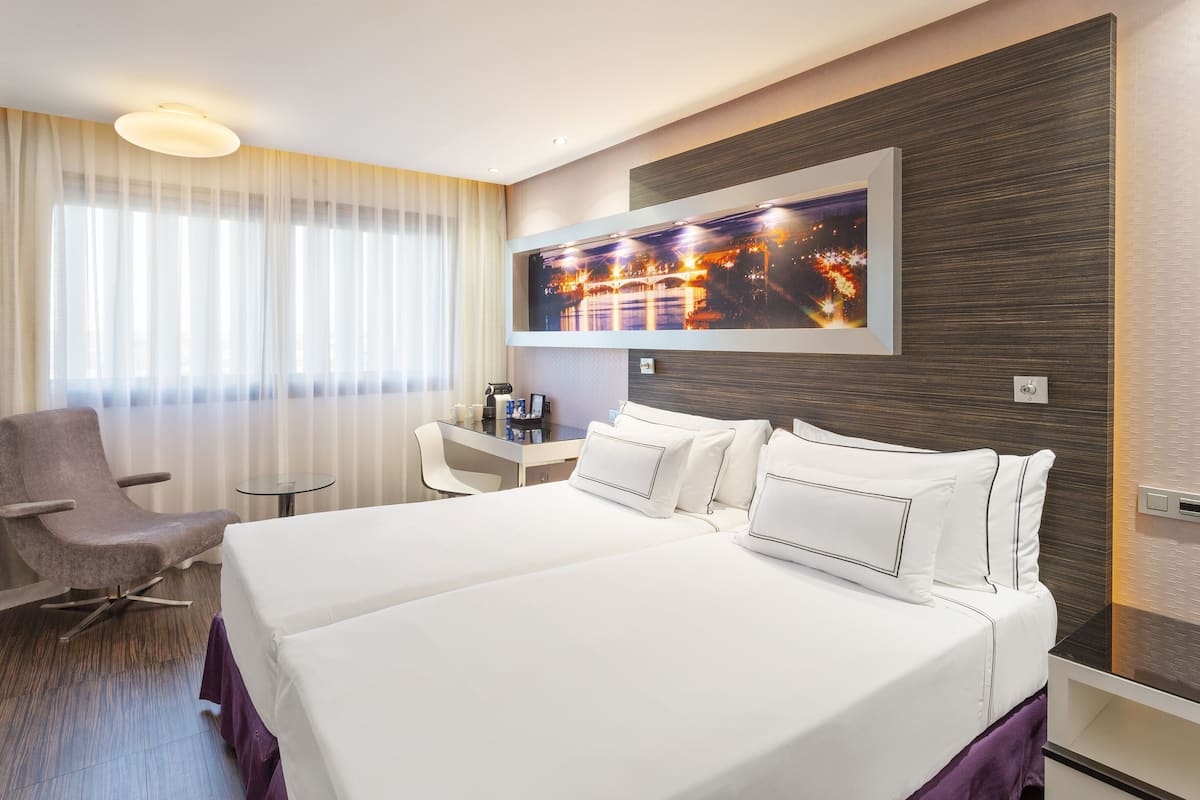 特厚豪華床墊、房內夾萬、書桌、遮光窗簾/窗簾