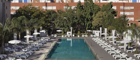 Seasonal outdoor pool, sun loungers, lifeguards on site