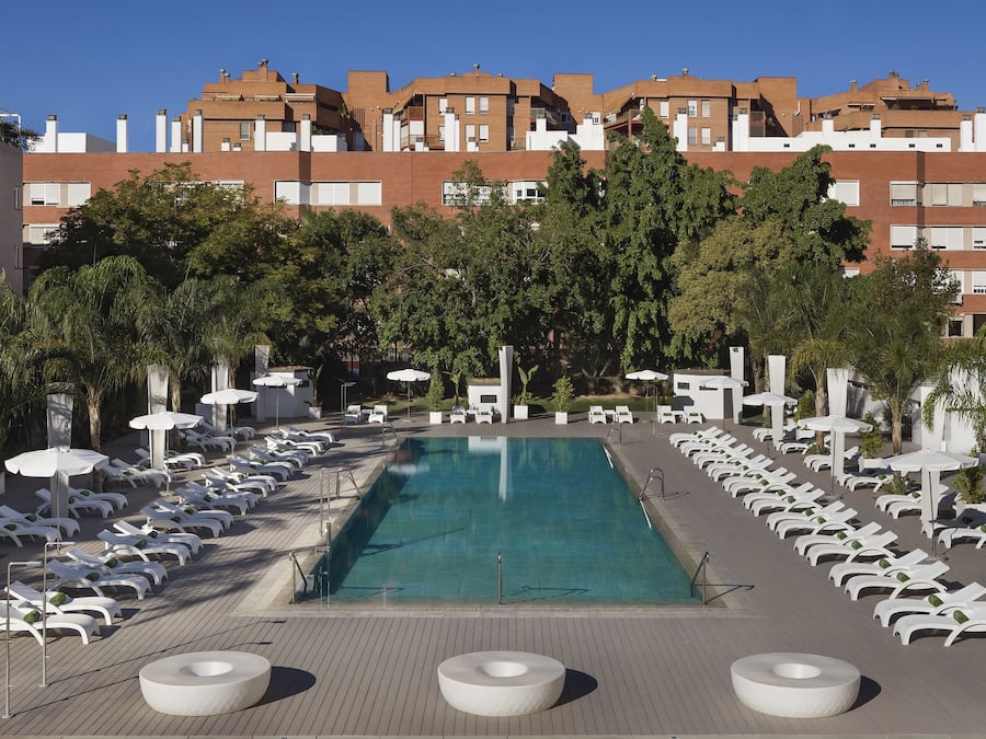 Una piscina al aire libre de temporada, sillones reclinables de piscina