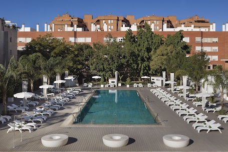 季节性开放的室外游泳池,日光浴躺椅,现场救生员. 布雷罗斯美利亚酒店