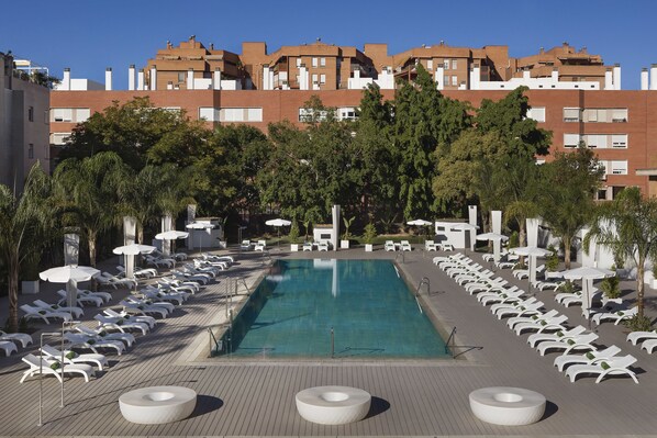 Seasonal outdoor pool, sun loungers, lifeguards on site