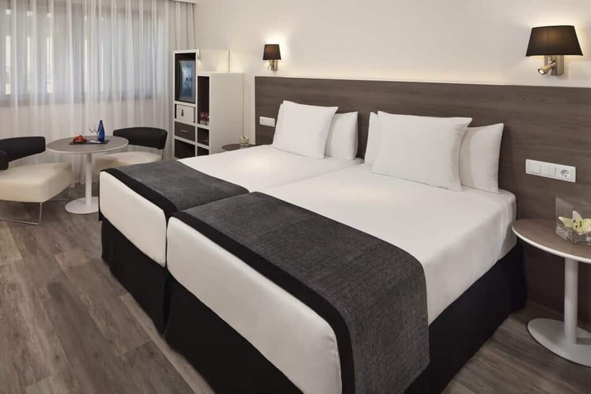 特厚豪華床墊、房內夾萬、書桌、遮光窗簾/窗簾