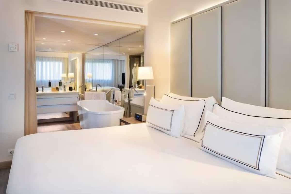 Surmatelas, coffres-forts dans les chambres, bureau, rideaux occultants