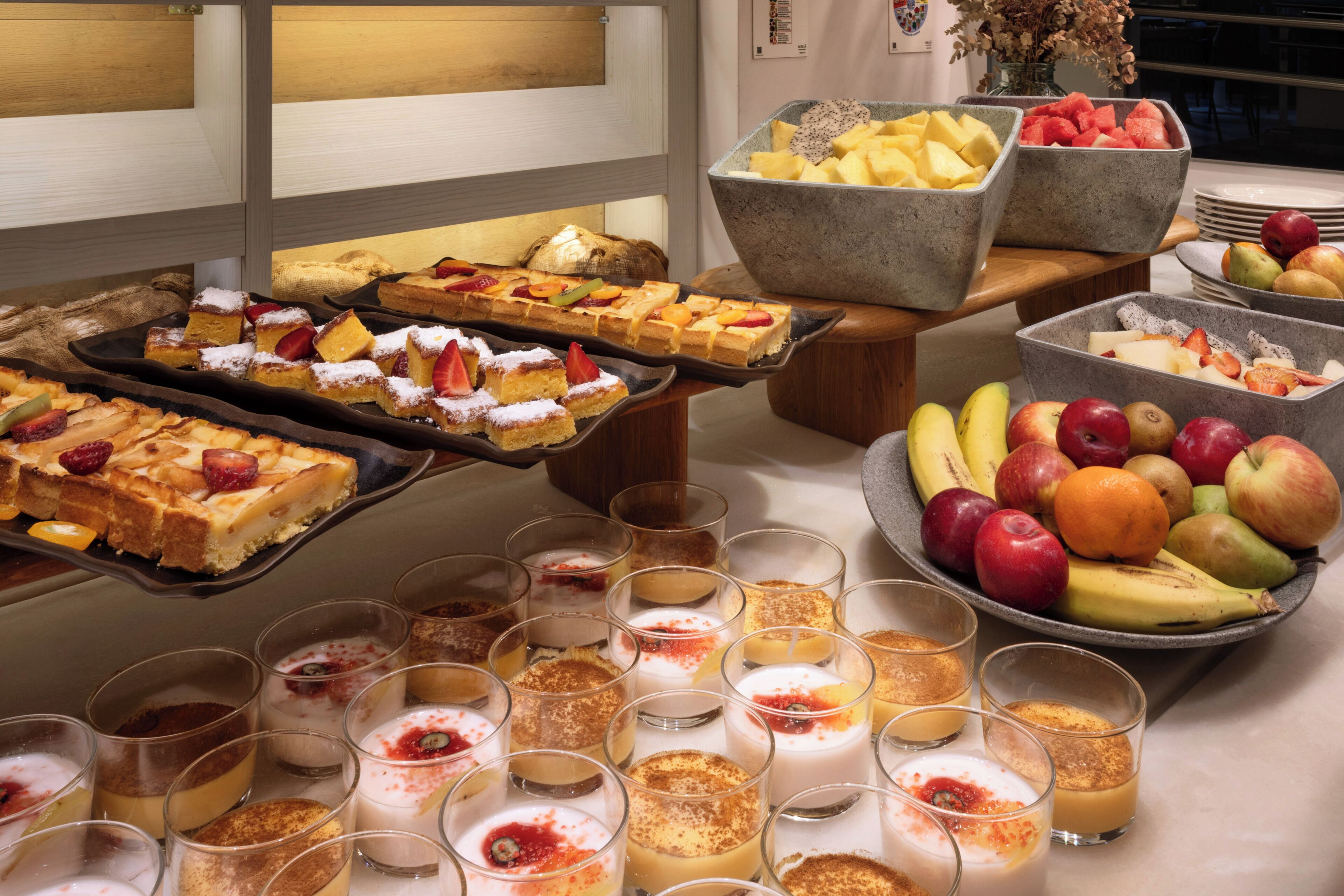 Un buffet proposant une variété de desserts et de fruits.