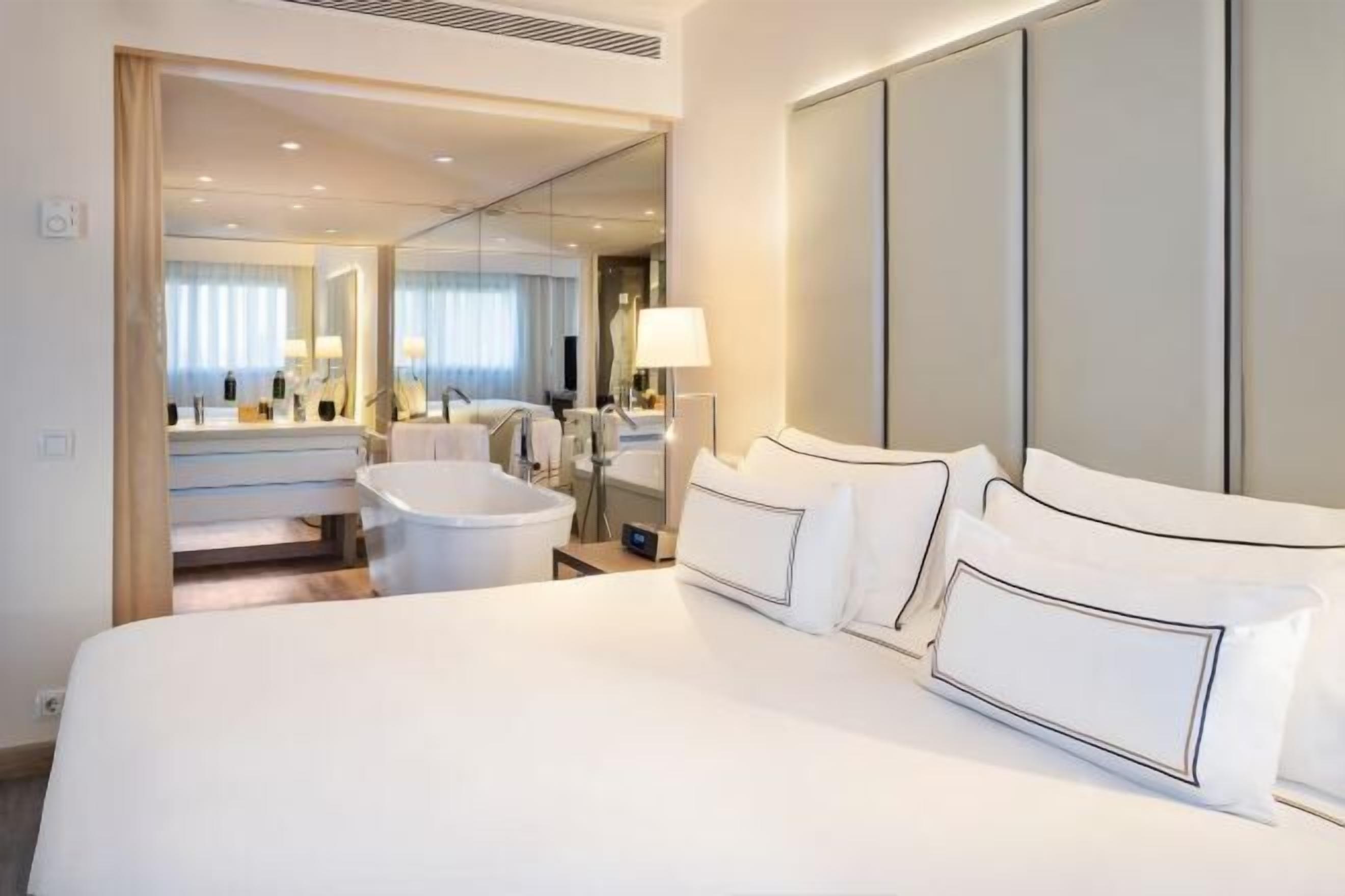 Pillowtop beds, in-room safe, desk, blackout drapes