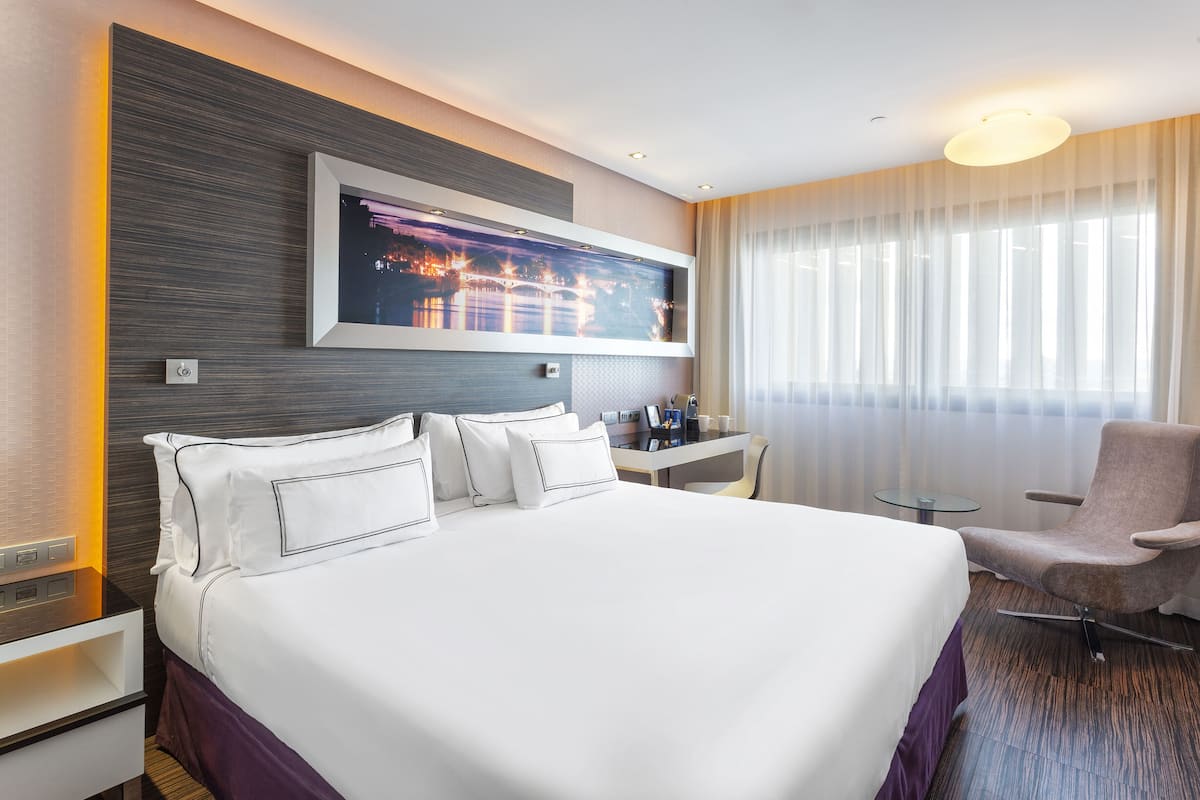 Premium Room | Pillowtop beds, in-room safe, desk, blackout drapes