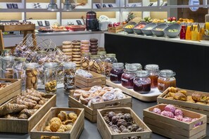 �每日供应自助式早餐（每人 EUR 20.5）