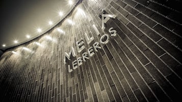 Un mur sur lequel est inscrit en caractères modernes le texte « MELIA LEBREOS », ce qui laisse supposer qu’il s’agit d’un établissement commercial doté d’une marque.