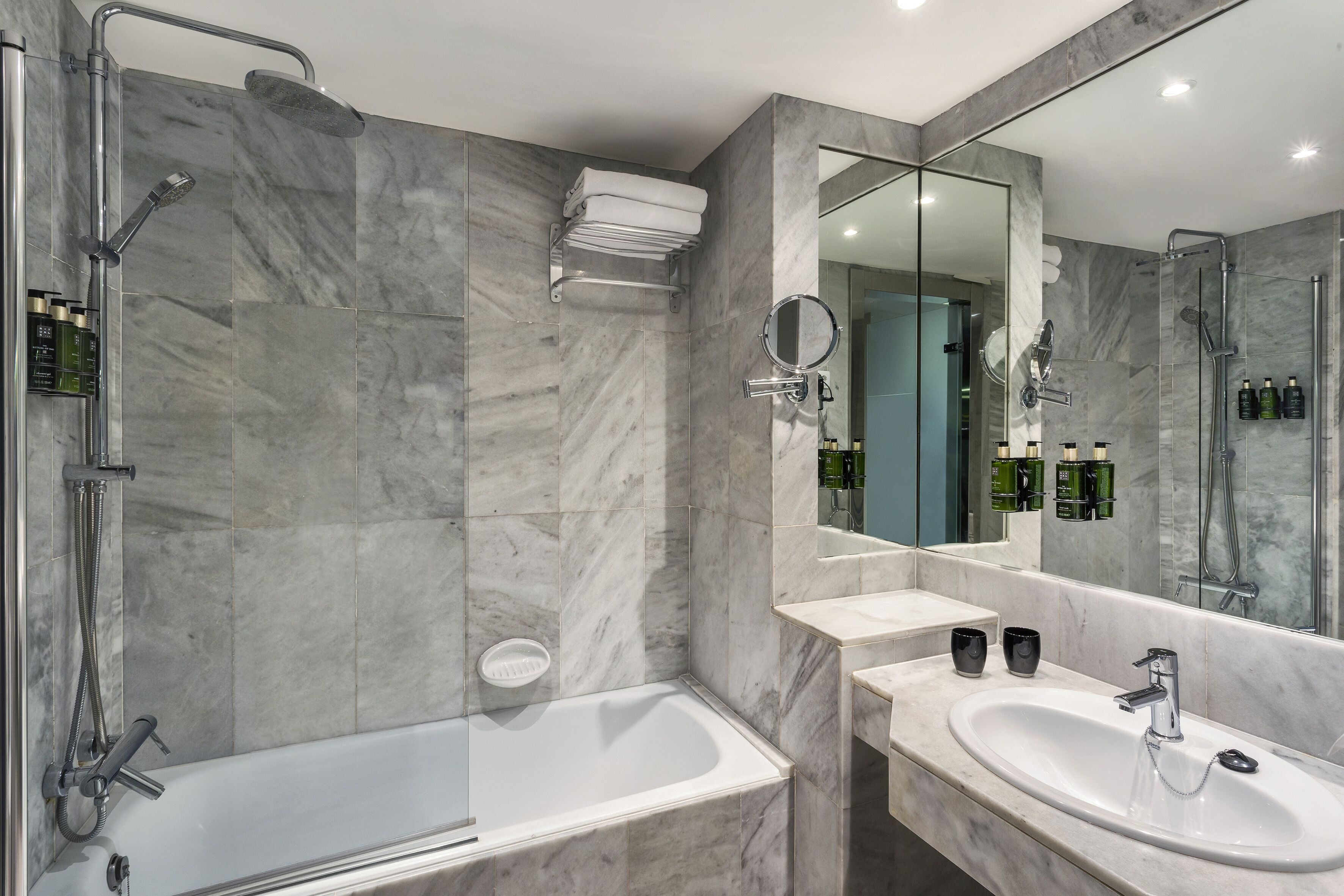 Un baño moderno con bañera, lavabo y zona de ducha.
