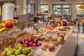 Tägliches Frühstücksbuffet gegen Gebühr