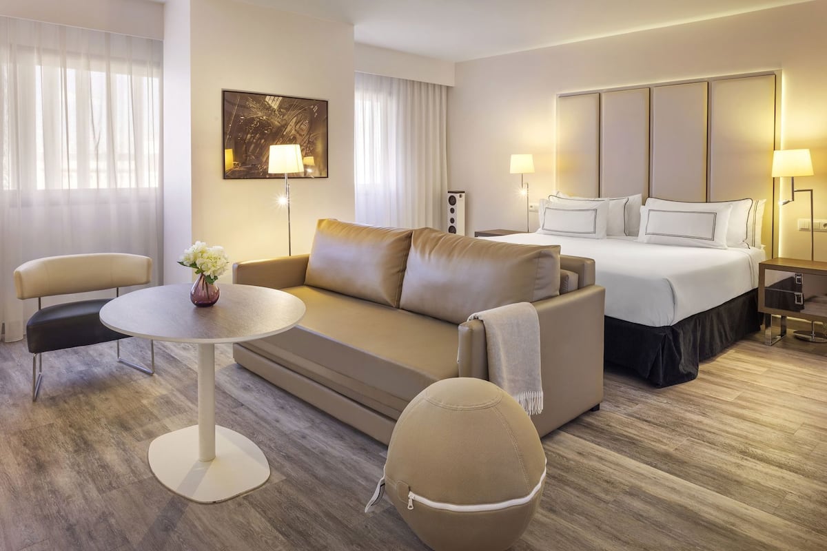 客廳 | 40 吋LED 電視連有線電視頻道、電視