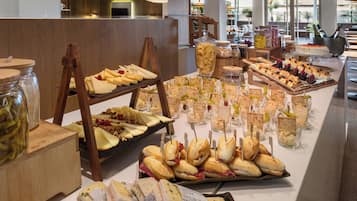 Un bufé con diversos alimentos y una botella de vino.