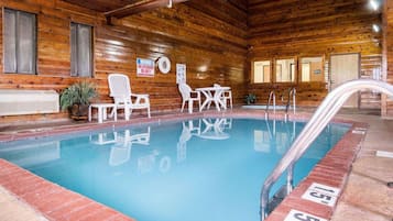 Piscina interna, funciona das 9h às 22h, espreguiçadeiras