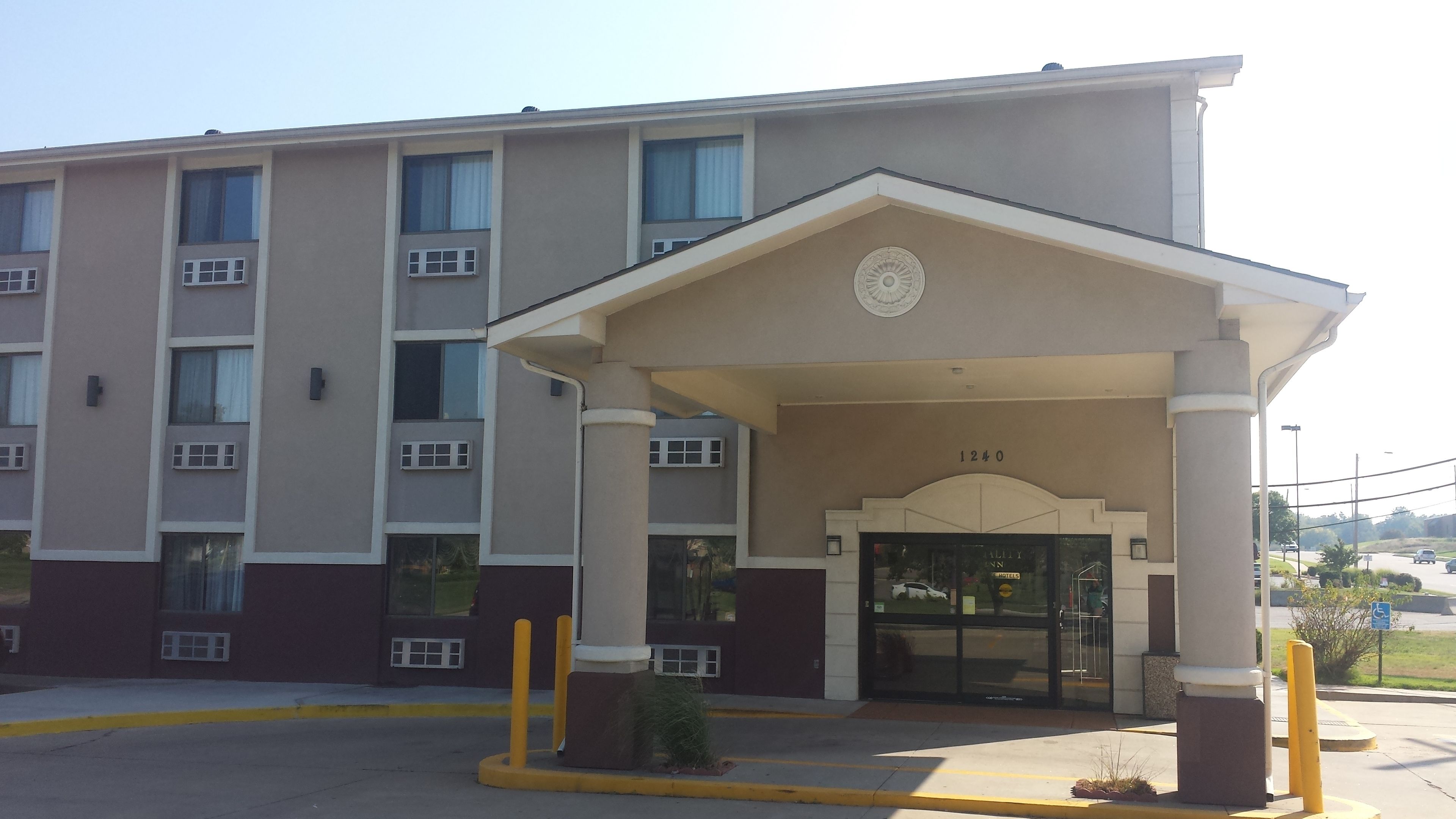 L’entrée d’un hôtel, dotée d’un auvent, portant le numéro 1240 et affichant une enseigne bien visible pour le Fairfield Inn.