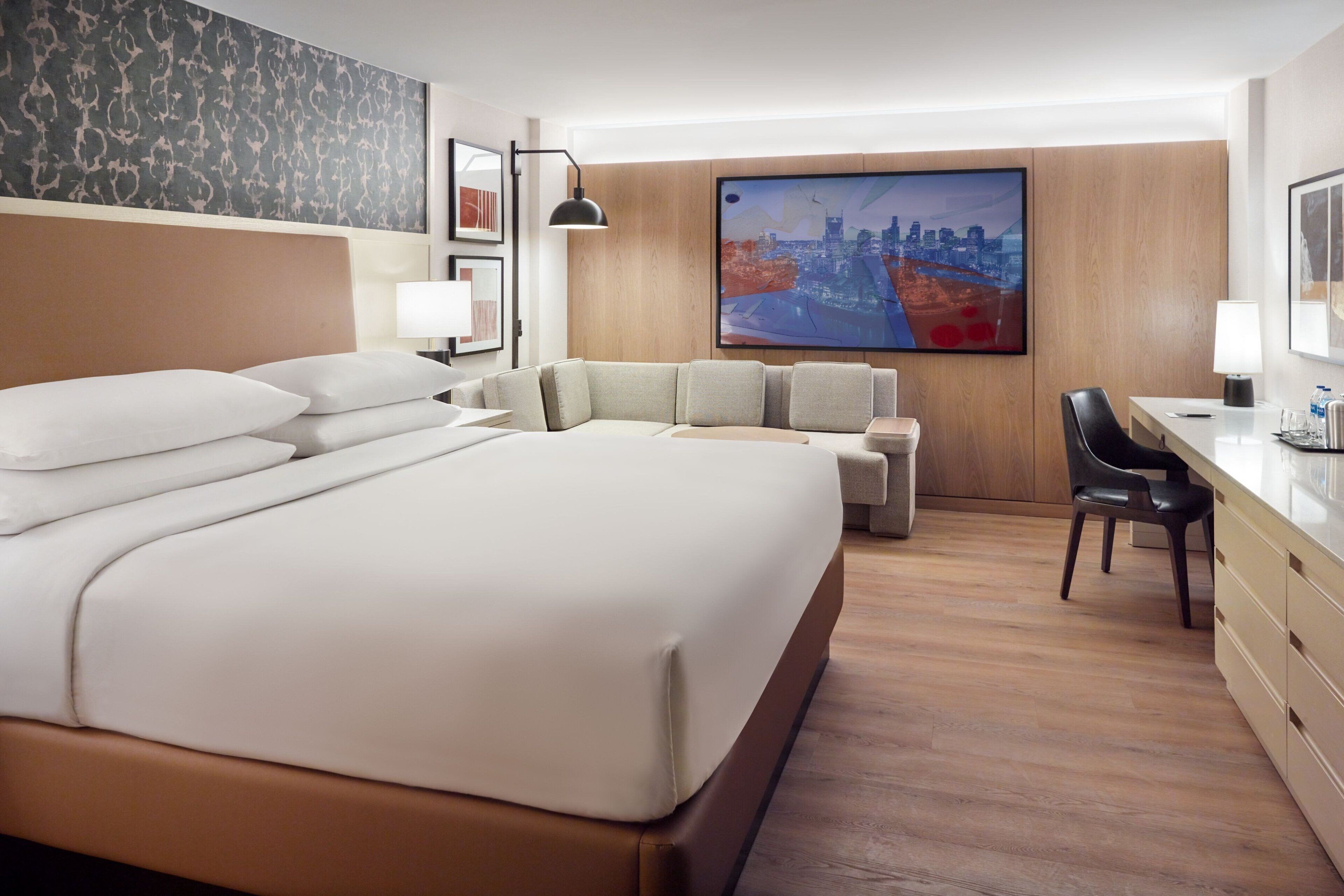 أغطية فراش متميزة وأسرّة بطبقة علوية مريحة وخزنة داخل الغرفة ومكتب