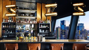 Eine Bar mit Holzböden und Blick auf die Stadt.