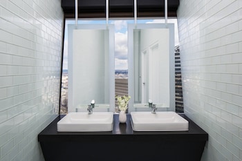 Combined shower/tub, eco-friendly toiletries, hair dryer, towels at Sheraton Grand Nashville Downtown