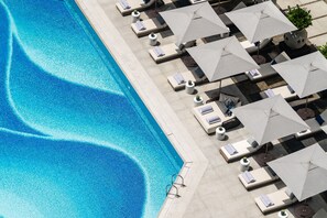 Außenpool, geöffnet von 07:00 Uhr bis 18:00 Uhr, Sonnenschirme