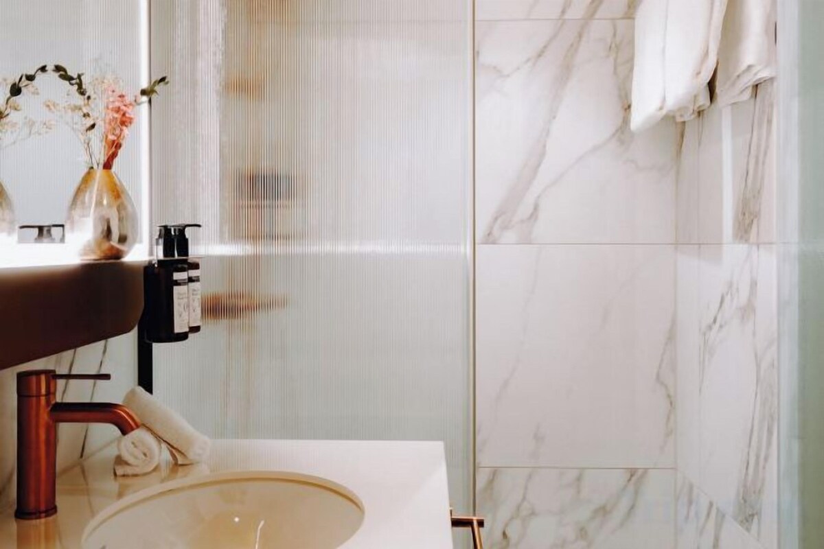Bathroom | Combined shower/tub, hair dryer, towels, soap