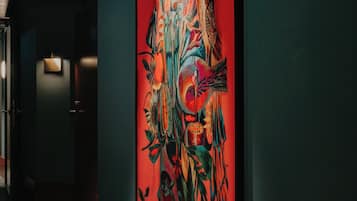Ein Flur mit einem großen, gerahmten Kunstwerk an der Wand.
