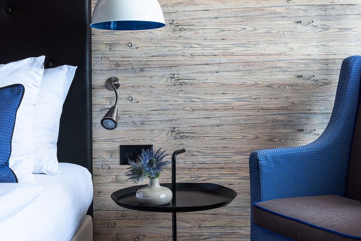 premium bedding, in-room safe, blackout curtains, soundproofing