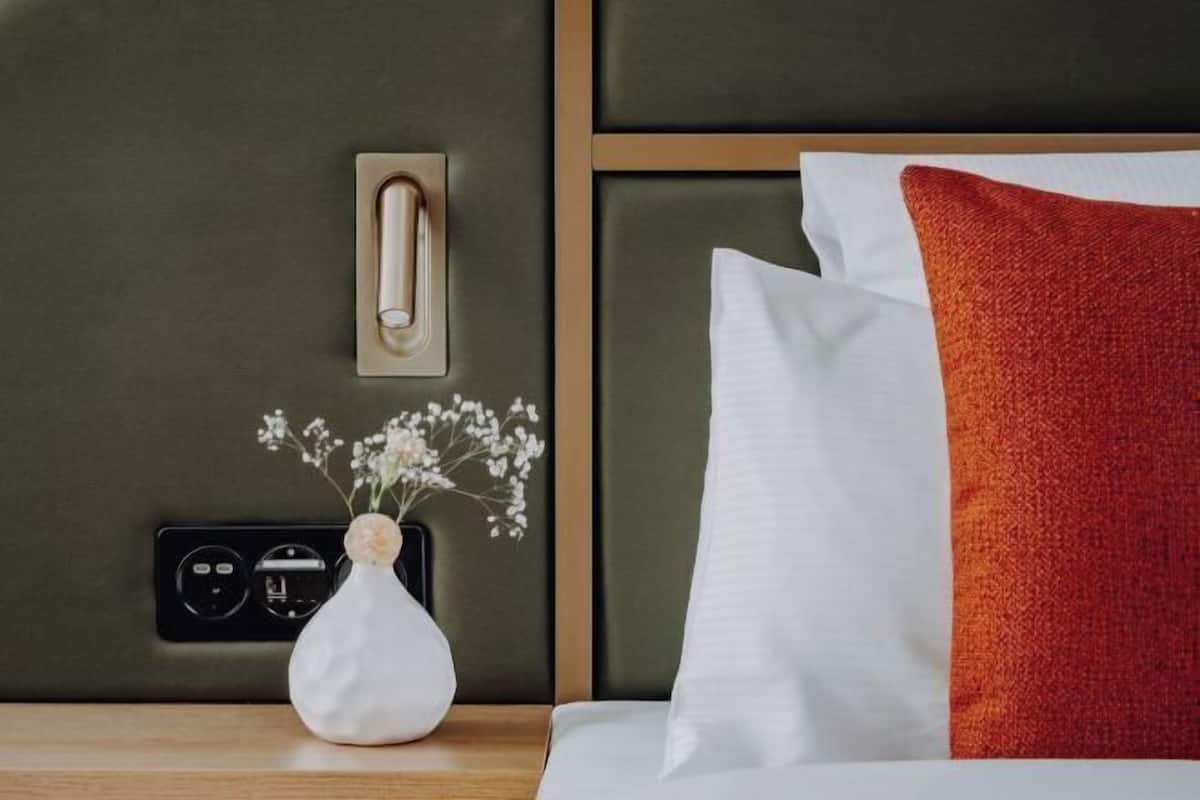 Premium bedding, in-room safe, blackout curtains, soundproofing