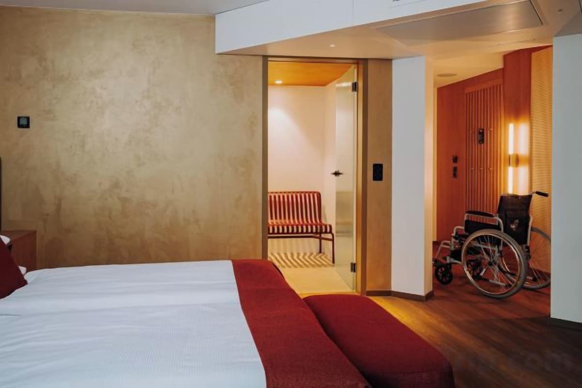 Ropa de cama de alta calidad y caja de seguridad en la habitación 