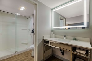 Duschwanne, kostenlose Toilettenartikel, Haartrockner, HandtĂŒcher