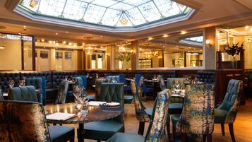 2 restaurants, breakfast served