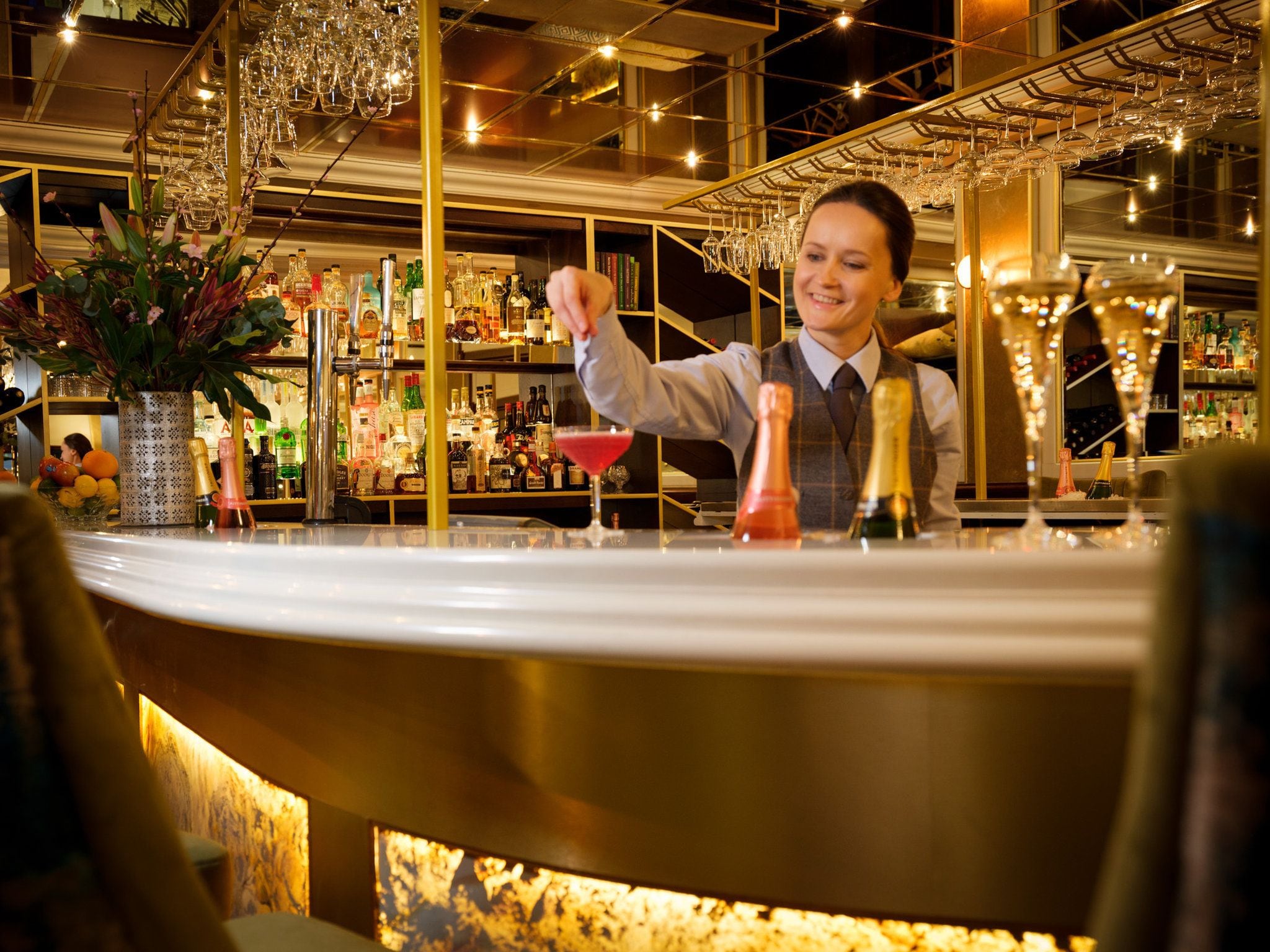 2 restaurants, breakfast served