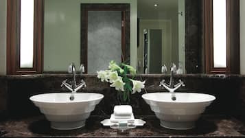 Suite | Bathroom | Combined shower/tub, designer toiletries, hair dryer, bathrobes