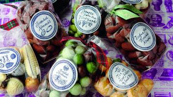 Différents produits alimentaires emballés, accompagnés d’étiquettes indiquant notamment les dates et les prix.
