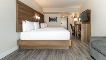Familienzimmer, Mehrere Betten (Two Queen with Sofa Bed) | Pillowtop-Betten, Zimmersafe, Schreibtisch