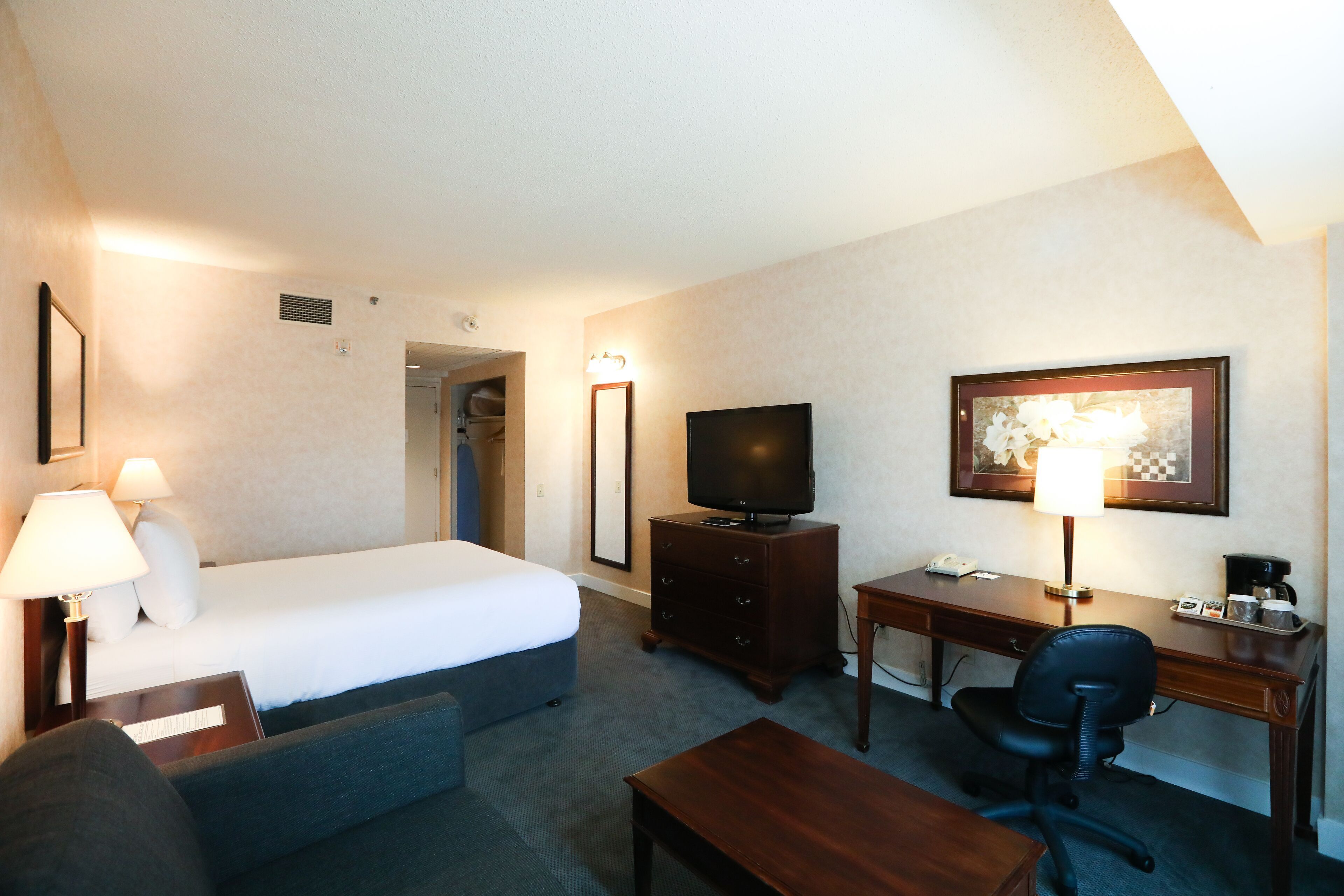 Colchones con pillow-top y caja de seguridad en la habitación 