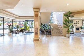 Lobby sitting area - Atrium Hotel Vancouver (Vancouver)