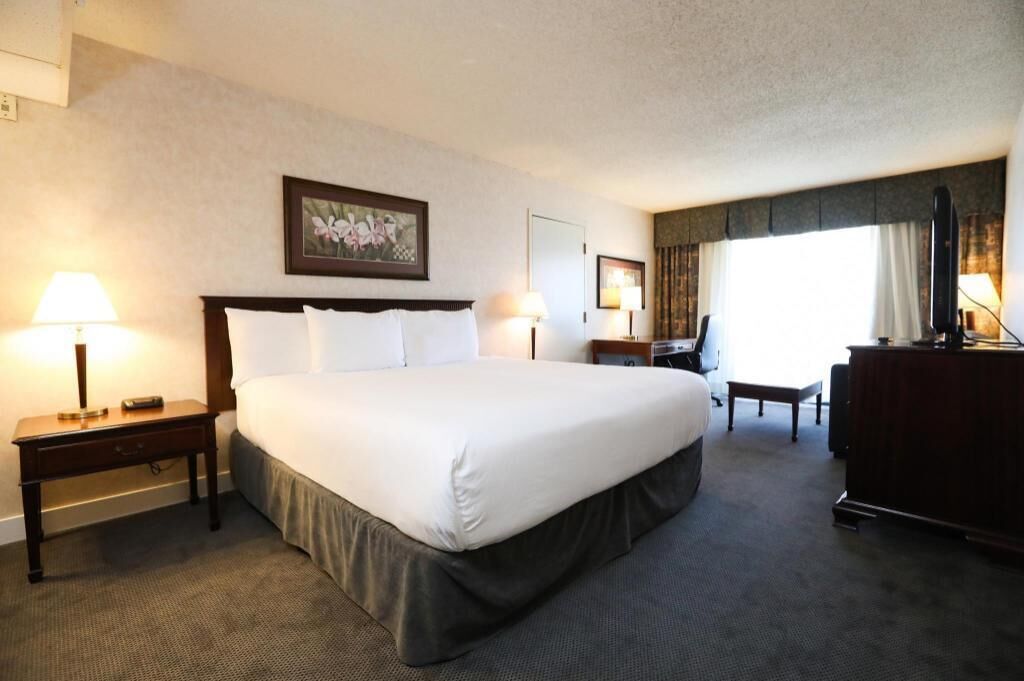 Colchones con pillow-top y caja de seguridad en la habitación 