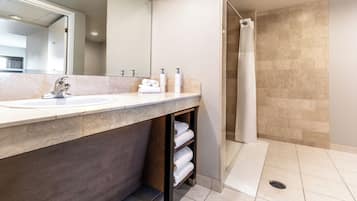 Chambre, 2 grands lits, douche accessible en fauteuil roulant | Salle de bain