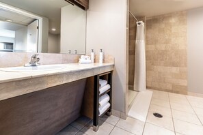 Chambre, 2 grands lits, douche accessible en fauteuil roulant | Salle de bain | Ensemble douche/baignoire, articles de toilette de luxe, sèche-cheveux