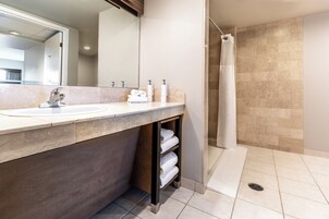 客房, 2 张大床, 方便轮椅进入的淋浴 | 浴室 | 淋浴/盆浴组合、名牌洗护用品、吹风机、毛巾