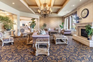 Lobby sitting area - Atrium Hotel Vancouver (Vancouver)