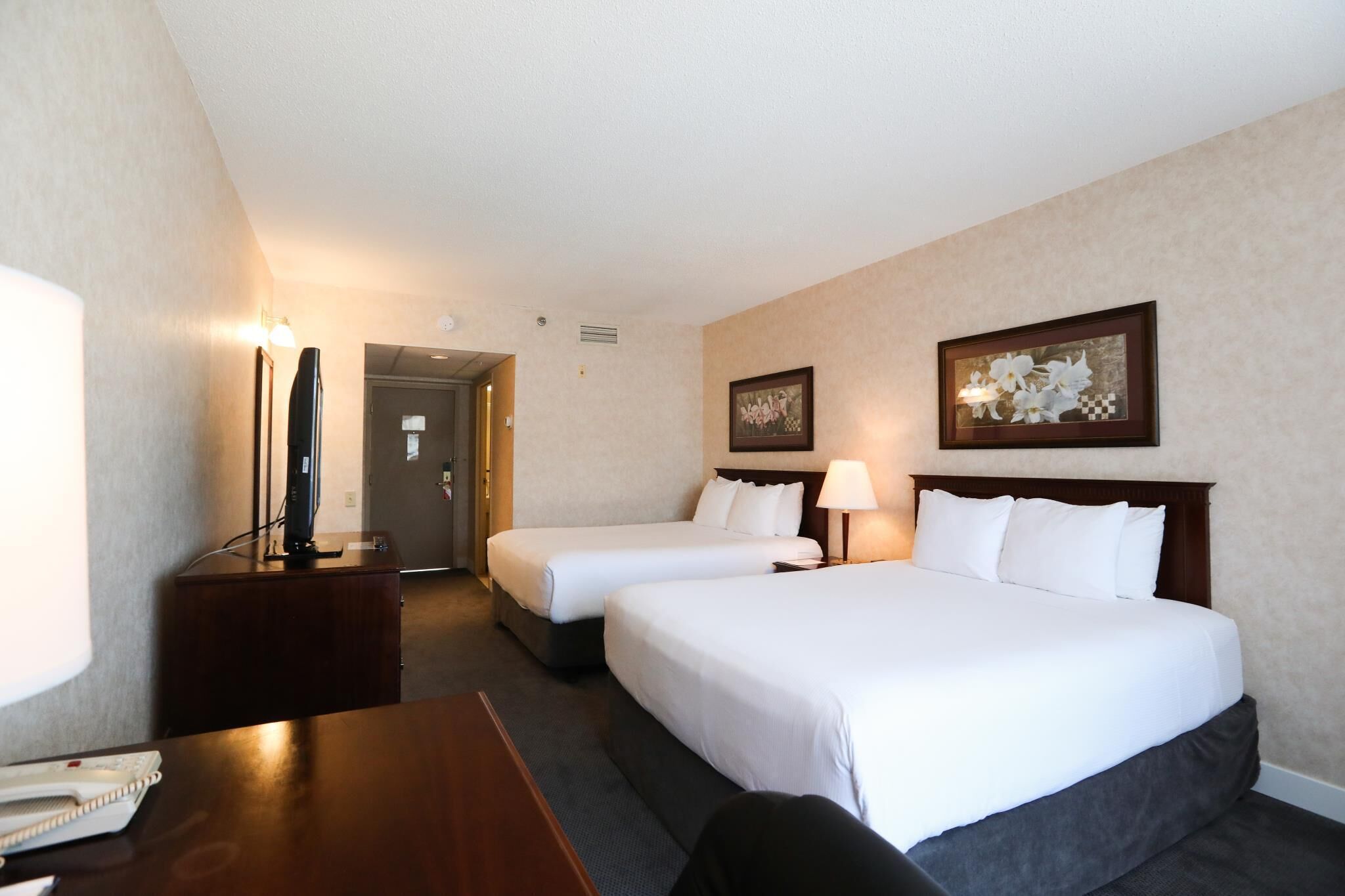 Colchones con pillow-top y caja de seguridad en la habitación 