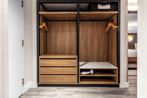 Two Queen Beds (No View)  | Wardrobe - Atrium Hotel Vancouver (Vancouver)