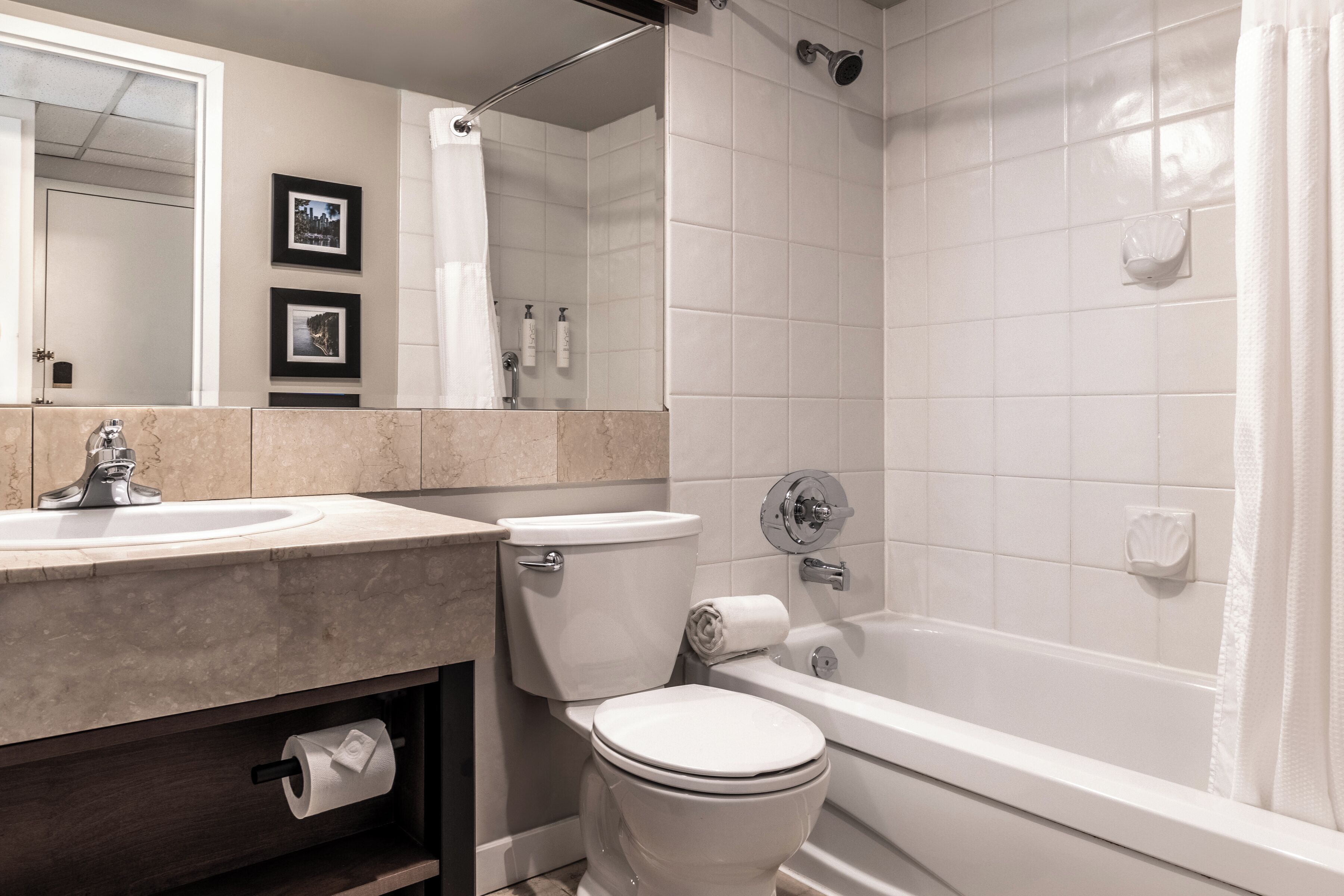 A bathroom with a toilet, sink, and bathtub.