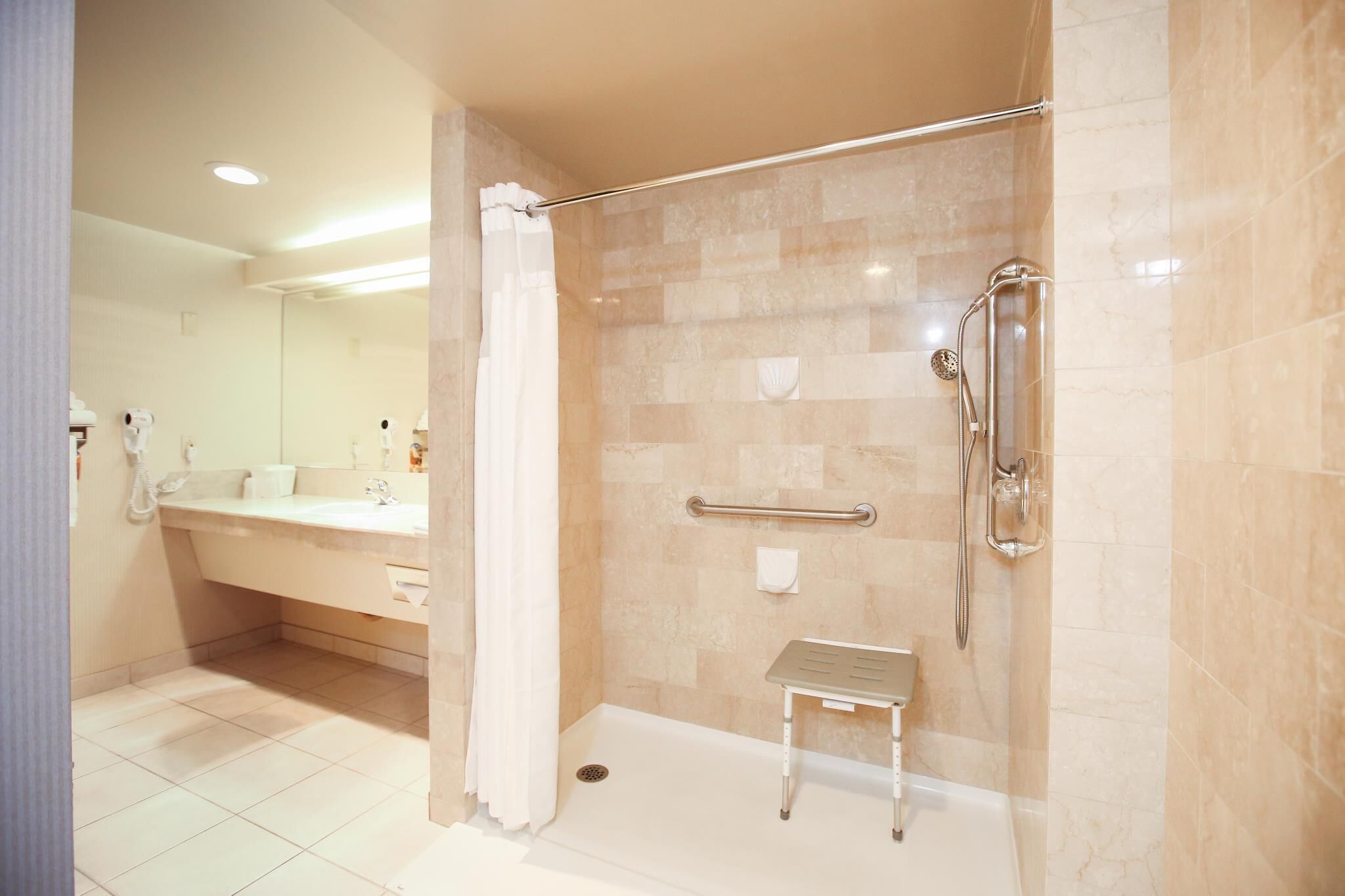 Bañera con ducha, artículos de tocador de diseñador, secador de pelo