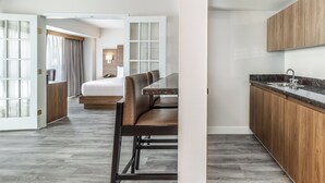 Una habitación de hotel moderna con comedor y kitchenette.