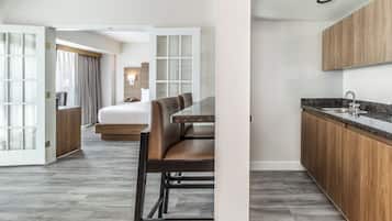 Suite, 1 cama de matrimonio grande con sofá cama, cocina básica, en esquina | Cocina privada | Frigorífico, microondas y cafetera o tetera